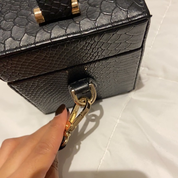 Adorable top handle box back with removable and adjustable long strap - Picture 4 of 5